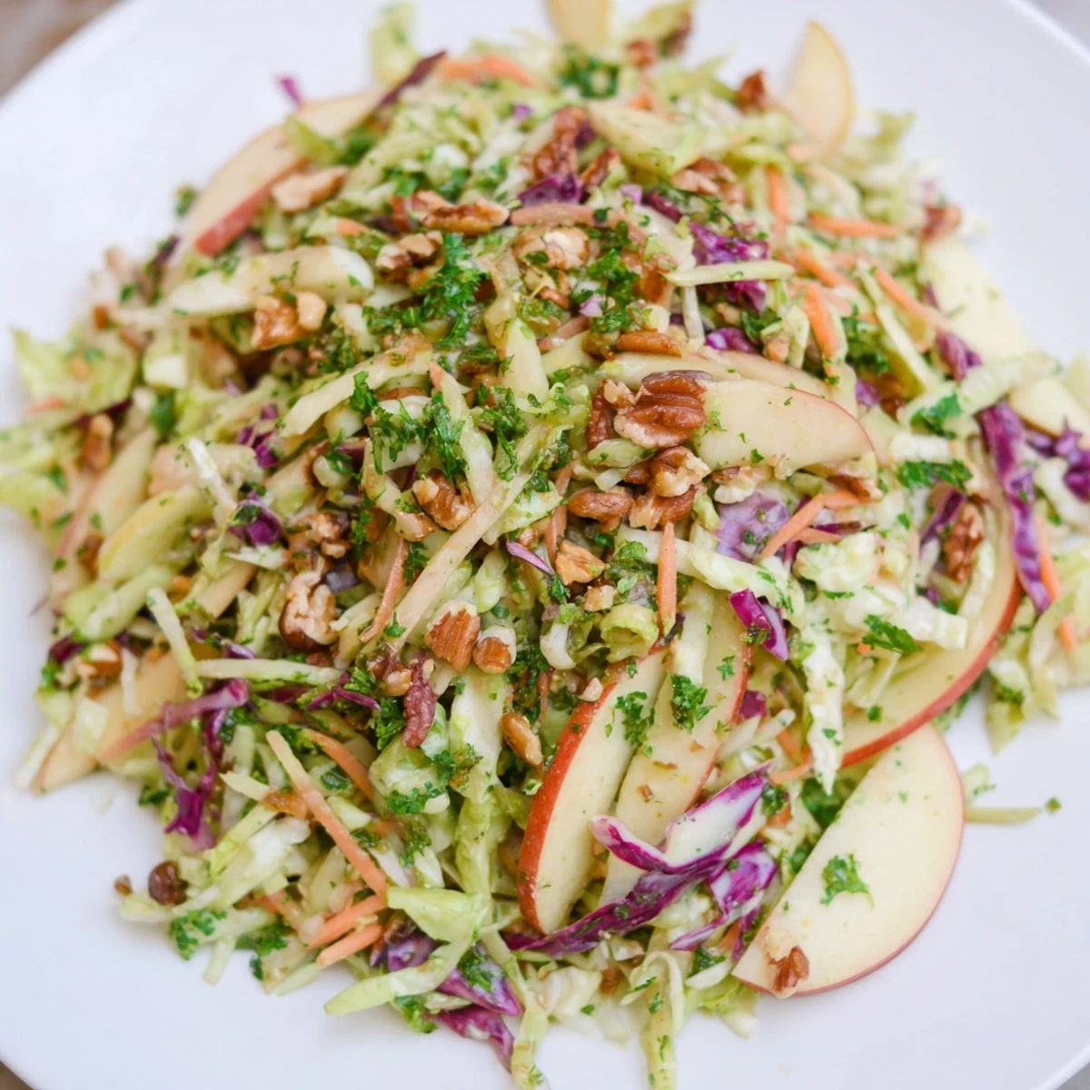 Leckeres warmes Apfel-Kohl-Slaw als Beilage zu Braten oder als vegetarische Hauptspeise  