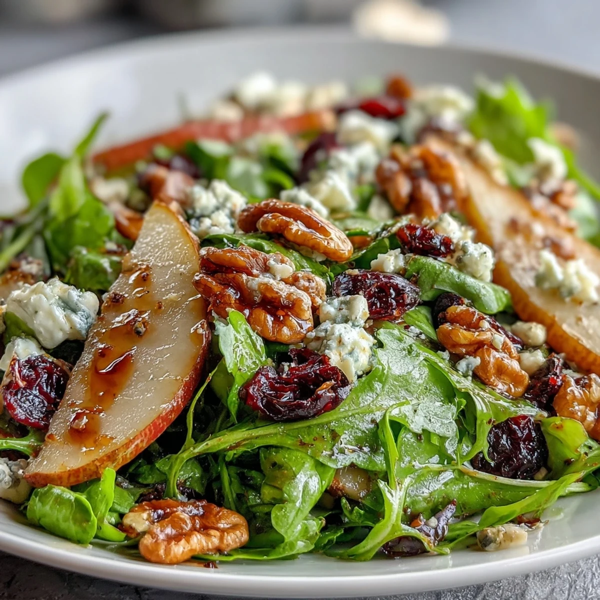 Elegant angerichteter Salat mit Birnen, Gorgonzola und einem Hauch Honig-Balsamico-Vinaigrette.
