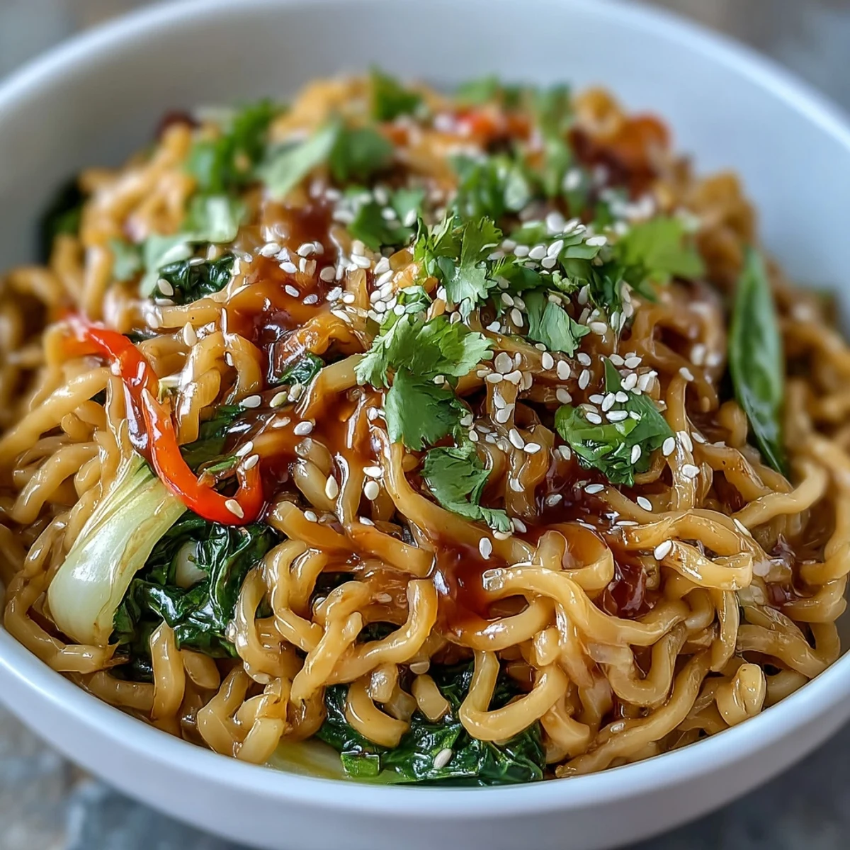 Ein großer Teller mit garniertem Shirataki Noodle Bowl, frischen bok choy und roter Paprika im Wok.