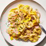 Würzige Swabian Maultaschen-Pfanne, serviert mit weich gerührten Eiern und Chias.  