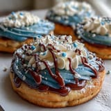 Klassische Vanille-Zuckerkekse, inspiriert von Cookie Run Kingdoms Pure Vanilla Cookie, mit glänzender Royal Icing verziert.