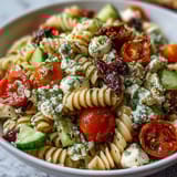 Ein farbenfroher Sommer-Nudelsalat mit italienischem Dressing, vollgepackt mit frischem Gemüse und Mozzarella-Bällchen.