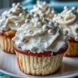 Zarte, helle Krebs-Geburtstagstorten mit perlmuttfarbenen Fondant-Akzenten, die Eleganz ausstrahlen.