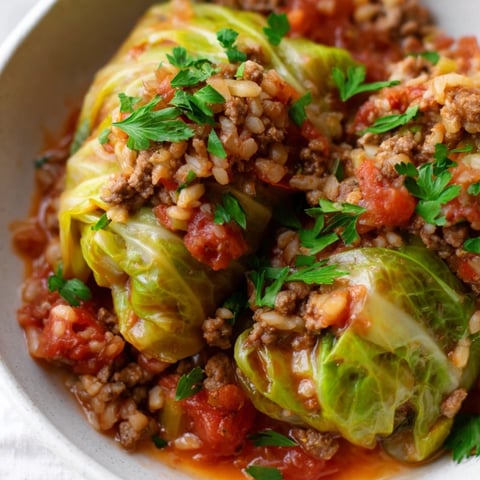 Deconstructed Cabbage Rolls kombinieren zarte Kohlblätter mit würzigem Rindfleisch und Tomatensoße.