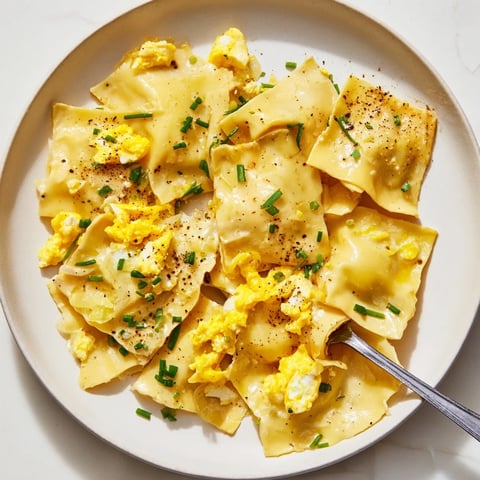 Schnelle und herzliche Swabian Maultaschen-Pfanne mit frischen Kräutern und Zwiebeln.  
