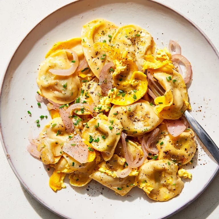 Würzige Swabian Maultaschen-Pfanne, serviert mit weich gerührten Eiern und Chias.  