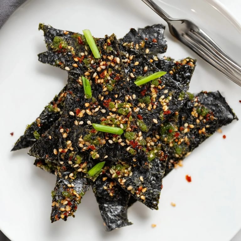 Close-up of seasoned Snacks de Vague Surf with sesame seeds, a savory and gluten-free delight.