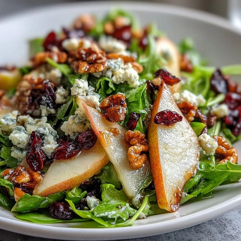 Frische Kombination aus süßen Birnenscheiben, würzigem Gorgonzola und knusprigen Walnüssen im Dressing.  