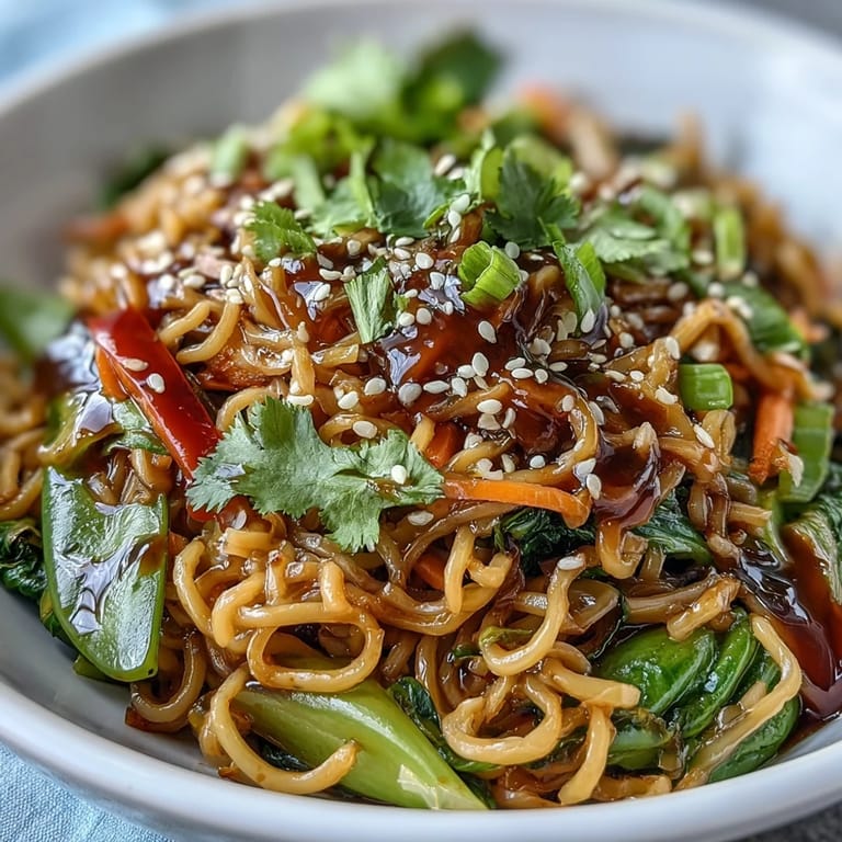 Gesunder Shirataki Noodle Bowl mit knusprigem Gemüse und würziger Ingwermarinade auf einem Holzbrett.