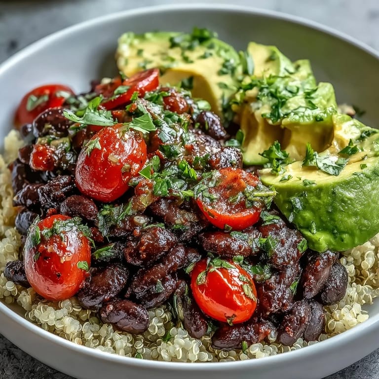 Genießen Sie eine herzhafte Plant-Based Taco Bowl mit Avocado und Limette.