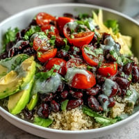 Buntes Plant-Based Taco Bowl mit schwarzen Bohnen und Salsa, frisch serviert.